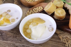 Chỉ vài bước đơn giản đã có ngay món tráng miệng thơm mát và nhiều chất dinh dưỡng. Dù mùa hè hay mùa đông thì các mẹ cũng đừng ngại gì mà không thử làm công thức tàu hủ đường nho nhé, thành phẩm ngon, mịn đẹp, ăn cùng nước gừng đường thốt nốt, thêm vị béo nước cốt dừa, dai dai của trân châu vô cùng hấp dẫn.