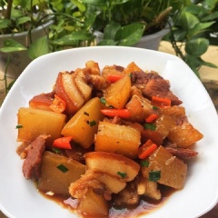 Đổ ớt vào kho cùng khoảng 1 phút rồi tiếp tục đổ hành lá và số hành tím còn lại vào, nếm nếm gia vị cho vừa phải rồi tắt bếp. Như vậy là bạn đã hoàn thành xong món thịt kho củ cải cay nóng hổi, màu sắc bắt mắt, ăn với cơm trắng thì ngon hết ý!