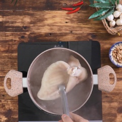 Tôm sú bóc vỏ, bỏ đầu, lấy chỉ lưng, chừa đuôi. Bắc nồi nước sôi lên bếp, cho vào 1tsp muối và 5gr gừng, cho 500gr tai heo vào nồi luộc chín. Tai heo gần chín thì cho 300gr tôm sú vào nồi luộc chín. Khi tai heo chín, vớt ra, ngâm vào nước đá cho giòn, sau đó cắt sợi vừa ăn.