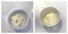 Bóc 2 miếng phô mai con bò cười cho vào chén, đun cách thủy cho cho nóng chảy. Trong chén khác, ngâm gelatine vào 100ml sữa tươi.