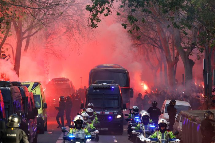 Barcelona nguy cơ bị UEFA trừng phạt - Tạp chí Tri thức