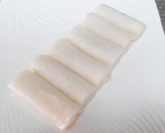 Bánh phở cuốn lại thành những cuộn tròn dài. Đặt lên đĩa. Thịt heo băm thật nhỏ cũng cho ra đĩa.