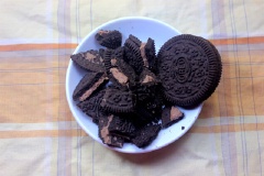 Bí đỏ gọt sạch vỏ, cắt nhỏ, bỏ hạt rồi đem hấp chín. Bánh oreo bẻ nhỏ vụn.