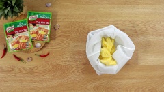 Dứa mua về khoảng nửa trái, các bạn thái miếng nhỏ vừa ăn. Với khoảng 300gr dứa sẽ chia ra làm 2 phần, 1 phần khoảng 100gr để vắt lấy nước ép, và 200gr còn lại sẽ dùng để kho chung với chân giò.
