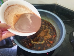 Tiếp tục cho mắm ruốc vào nấu, thêm vào đó 200ml nước lọc và đun sôi lửa vừa. Vừa đun vừa khuấy cho đến khi hỗn hợp sệt lại còn 1/2 - 3/4 nước ban đầu là được, khoảng 30-40 phút.