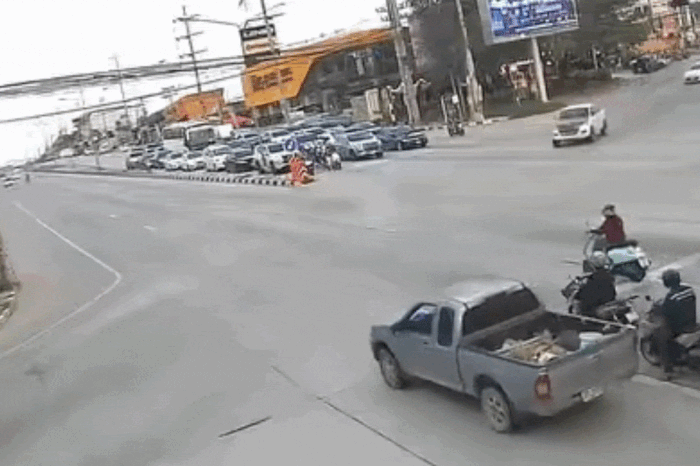 Clip: Hai xe bán tải đâm nhau vỡ nát tại ngã tư - Báo Tiền Phong