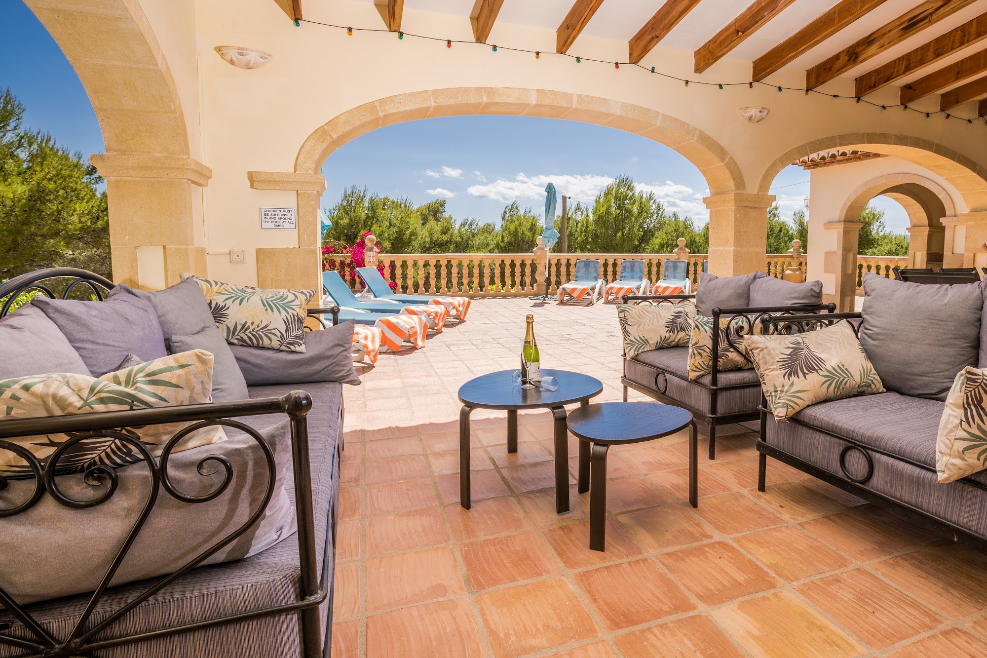 Living area opening through arches to the terrace