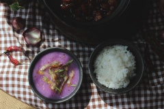 Khi ăn, múc canh ra chén, cho thêm thịt ba chỉ chiên giòn. Rắc thêm 1 chút tiêu và hành lá cho thơm. Canh khoai mỡ thịt ba chỉ chiên là sự hòa quyện giữa khoai mỡ thơm béo bùi và ngọt cùng những sợi thịt ba chỉ mặn vừa ăn. Đây là món canh thích hợp trong mọi bữa cơm gia đình.
