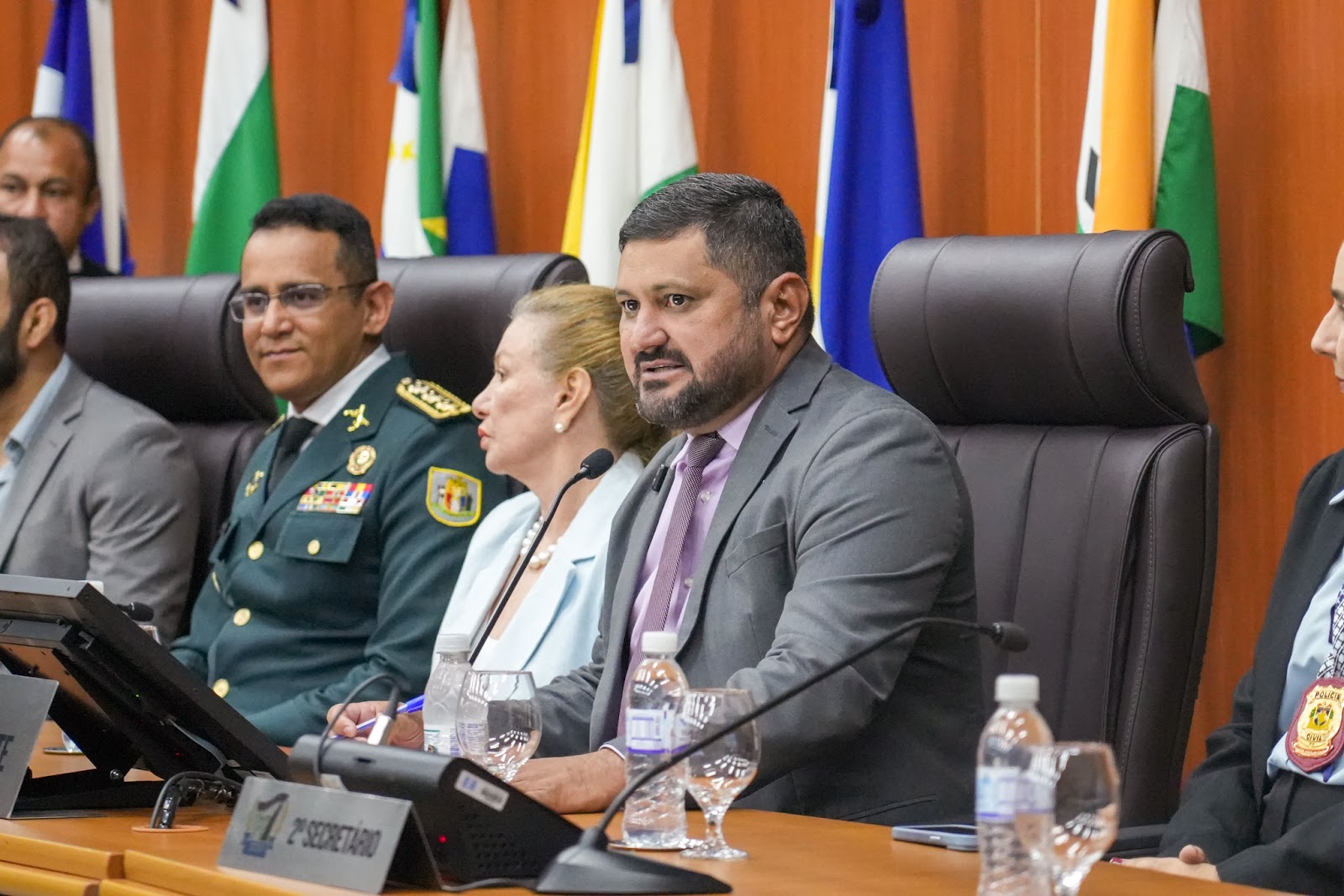 Secretária de Segurança Pública Eliane Gonçalves recebe comenda em evento de valorização da segurança pública em Roraima.