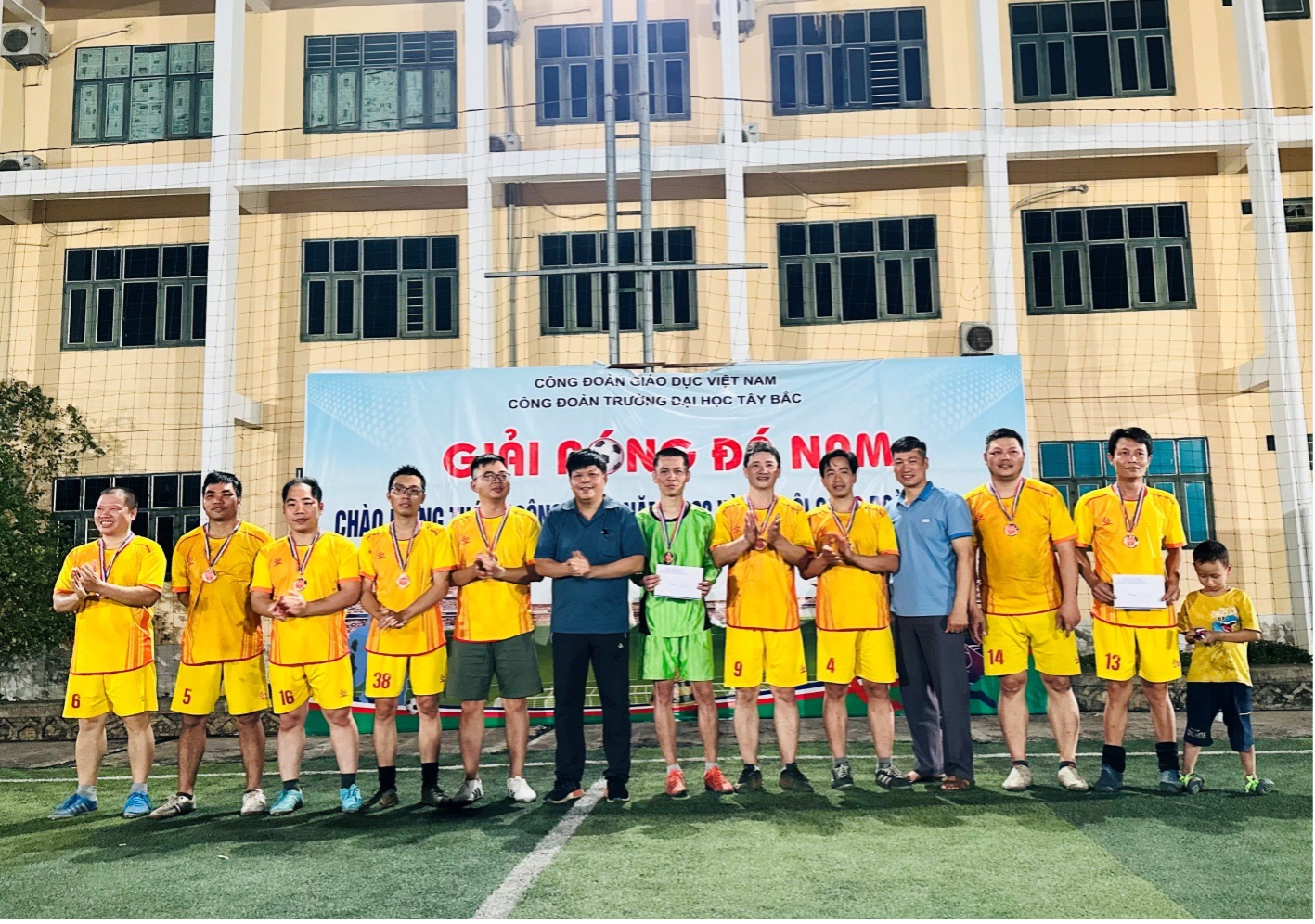 Trường Đại học Tây Bắc tổ chức Giải Bóng đá nam chào mừng “Tháng Công nhân năm 2023” và đại hội công đoàn các cấp
