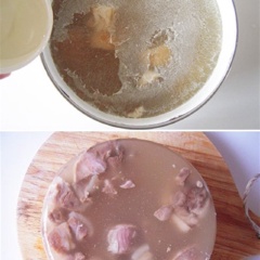 Thêm rượu và để lửa nhỏ đun trong 2 giờ đồng hồ. Sau đó bạn nêm thêm ít muối rồi tắt bếp. Cho phần thịt, da heo và cả nước vào bát lớn thông qua ray lọc. Kế đến, bạn cho vào tủ lạnh 6 giờ đồng hồ. Để dễ lấy ra bạn dùng tăm theo viền của khuôn rồi cho vào nước lạnh.