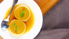 Để bánh nguội rồi cho vào ngăn mát tủ lạnh bảo quản đến khi dùng. Bánh flan ngon hơn khi dùng lạnh, có thêm sốt cà phê và đá đập nhuyễn. Từng chiếc bánh flan mịn màng béo ngậy tan ngây trong miệng chính là món tráng miệng tuyệt hảo cho cả gia đình vào những ngày tiết trời oi bức.