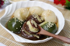 Chè trôi nước ngọt ngào với lớp vỏ nếp dẻo thơm , bao lấy nhân đậu xanh bùi bùi, nước đường ngọt ngào cùng với vị cay nồng của gừng, đảm bảo ai ăn cũng thấy thích.