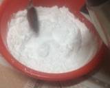 Cho khoảng 250g bột năng, 1/2 thìa cf muối vào một cái thau sạch, trộn đều. Đổ khoảng 250ml nước sôi vào thau, dùng muỗng khuấy đều.
- Tiếp tục đổ số bột còn lại và bắt đầu nhào thật kỹ đến khi ko dính tay.