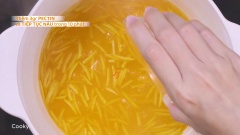 Để nguội hỗn hợp 30 phút. Thêm nước Redoxon, thêm 15gr nước chanh. Cho hỗn hợp vào hủ để ngăn mát