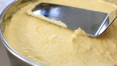 Tạo hình bánh mousse: Lấy thạch xoài ra khỏi khuôn, đặt vào giữa đế bánh quy bơ. Sau đó đổ mousse xoài vào, dàn phẳng mặt bánh. Đặt khuôn bánh mousse xoài vào ngăn mát ít nhất 4 tiếng để mousse xoài đông hẳn.