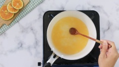 Thạch gương cam: Nấu sôi hỗn hợp gồm 80ml nước, 20ml nước cam, 15gr đường và 2gr bột rau câu. Các bạn cắt cam thành từng lát mỏng, xếp cam lên mặt bánh mousse. Đổ phần rau câu vừa nấu phủ đều lên các lát cam. Tiếp tục để bánh mousse vào ngăn mát tủ lạnh 30 phút cho phần thạch gương cam đông hoàn toàn.