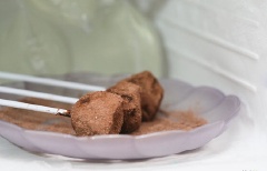 Cuối cùng bạn phủ đều bột cacao lên từng viên bánh vậy là đã hoàn thành món ăn hấp dẫn này rồi. Bảo đảm các bé nhà bạn sẽ thích lắm đấy!