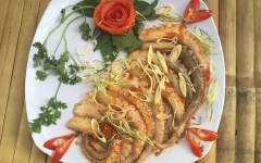 Rửa sạch sả, cắt lát xéo. Rắc sả đều lên đĩa bạch tuộc đang ướp. Thế là sơ chế xong món bạch tuộc nướng đá.