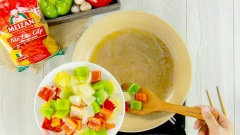 Làm nóng chảo với 2 muỗng canh dầu ăn, cho 100gr ớt chuông xanh, 100gr ớt chuông đỏ và 50gr hành tây cắt miếng vuông vào xào sơ. Sau đó thêm 50ml nước lọc, xào cho ớt chuông vừa đổi màu đậm và chín tới thì gắp hết ớt và hành tây ra khỏi chảo. Tiếp theo cho thịt bò vào xào vừa chín tái thì thêm ớt chuông vào cùng với nước sốt pha sẵn.