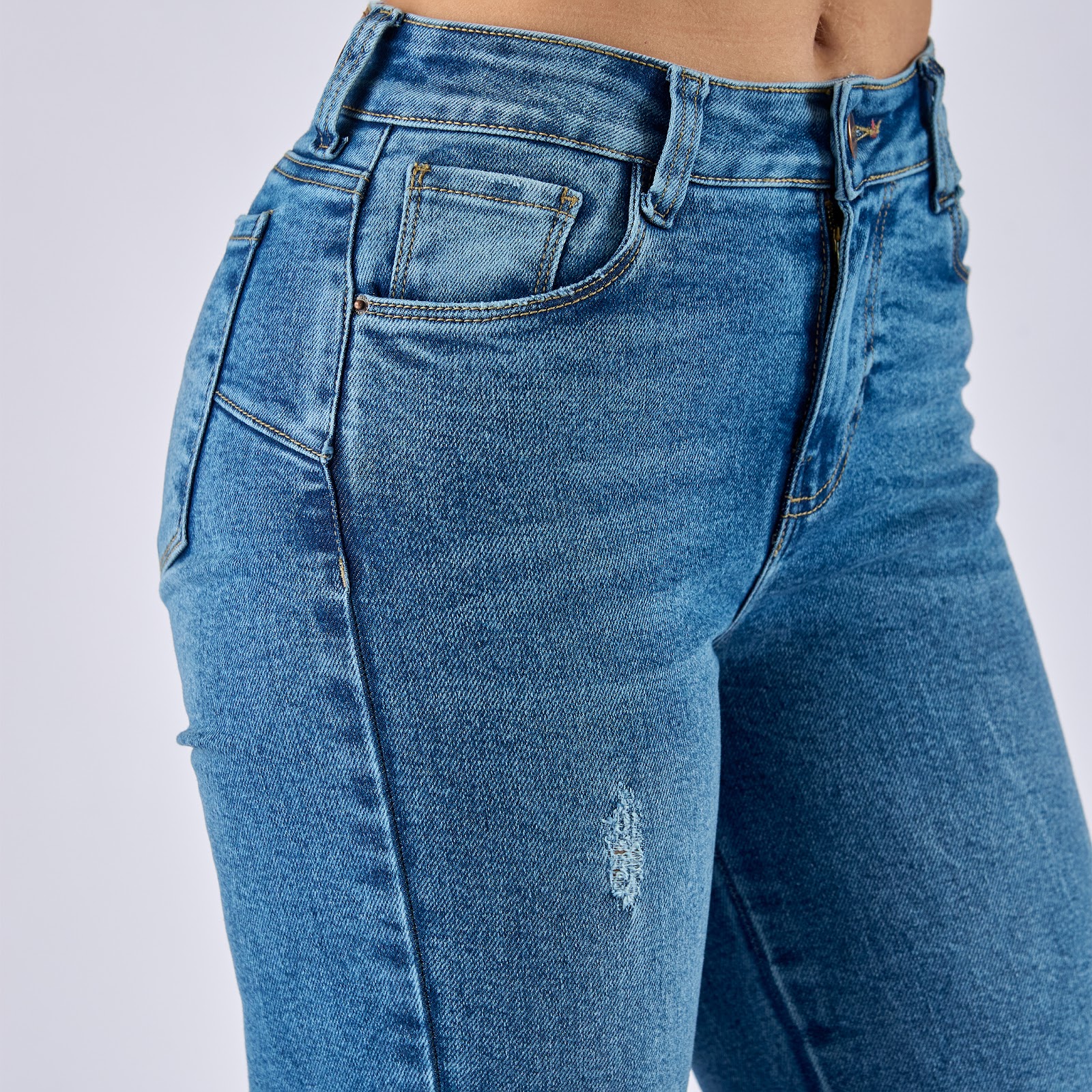 Jean flare boot licrado tiro medio en denim color azul medio - Vista 5