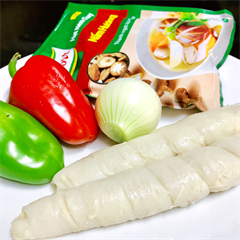 Rửa sạch ớt chuông cắt bỏ hột cắt vuông, thơm, củ hành trắng cắt vuông. Mì căn cắt khoanh chiên vàng giòn.