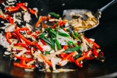 Thêm dầu rồi cho tất cả các nguyên liệu vào đảo đều. Đun sôi, thêm hỗn hợp bột bắp. Xào thêm 30 giây cho hỗn hợp nước sốt sền sệt. Thêm hành lá, đảo đều rồi cho thịt gà xào măng ra đĩa rồi thưởng thức với cơm.