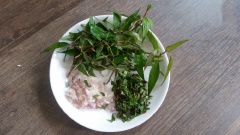 Lăn trứng qua lớp bột chiên giòn để khi chiên trứng sẽ săn chắc. Rau răm rửa sạch, 1 nửa thái nhỏ, 1 nữa để nguyên. Hành củ đập dập.