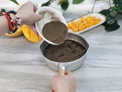 Sau khi để đông, cắt sương sáo thành cục bằng kích cỡ với xoài. Phần nước cốt dừa: các bạn cho nướt cốt dừa, sữa tươi vào nồi chung với 150gr đường phèn, khuấy đều đến khi hỗn hợp sôi lên thì tắt bếp để nguội.