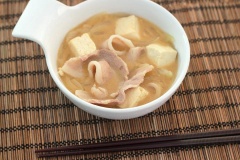 Múc canh ra tô và dùng nóng. Canh đậu hũ thịt heo đơn giản và dễ làm, vị béo hòa quyện hương thơm nồng của tương miso. Món canh này ăn rất ấm bụng đấy nhé!