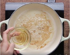 Cho 2 muỗng canh dầu vào nồi, dầu nóng cho cốt lết vào chiên áp chảo, canh trở đều 2 mặt để cốt lết chín săn. Khi sườn cốt lết đã chín, vớt thịt ra đĩa, dùng lại nồi, thêm 1 muỗng canh dầu olive vào nồi.
