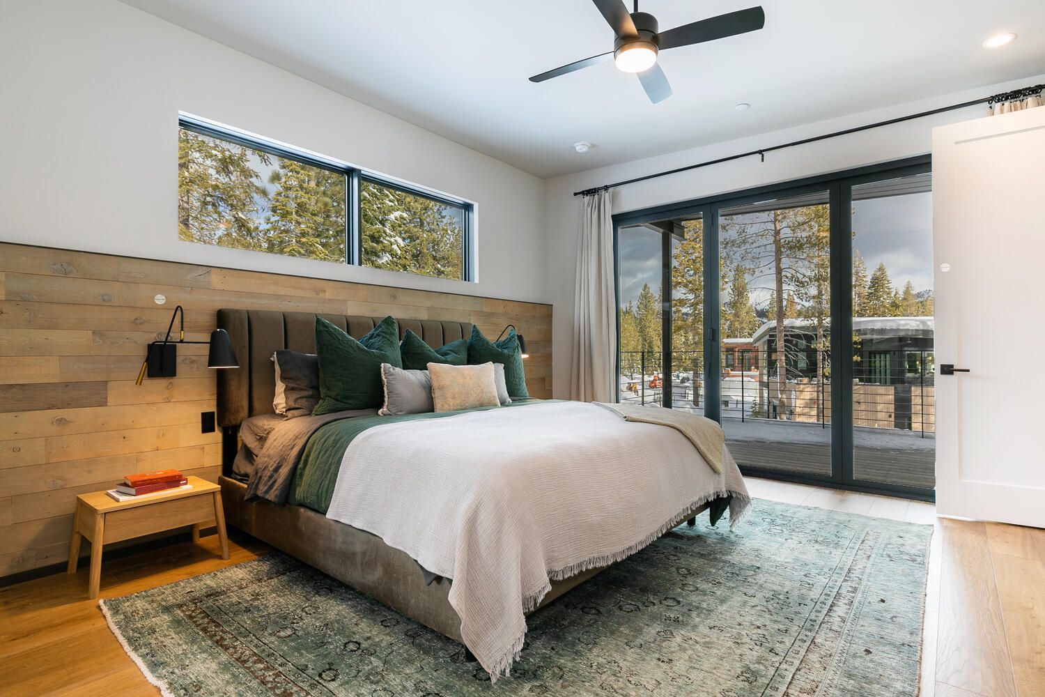 Olympic Valley, California, USA — 4-Bed Villa With Fireplace 3