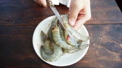 Tôm mua về các bạn rửa sạch rồi cắt bớt phần chân, râu. Dùng dao rạch phần lưng lấy chỉ. Ướp tôm với 1.5 muỗng hạt nêm trong vòng 20 phút.