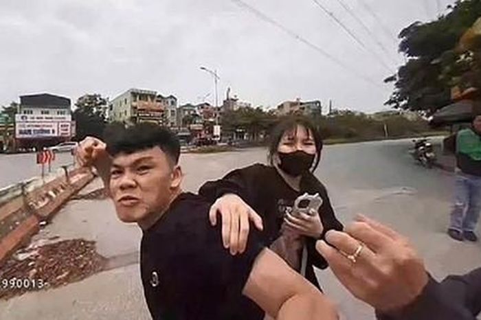 Khởi tố đối tượng chạy xe máy không đội mũ bảo hiểm, còn hành hung Cảnh sát giao thông - Công An TP.HCM