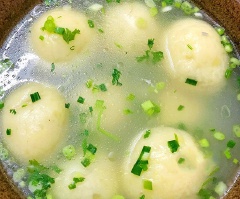 Chia nhỏ các miếng bột đều. đặt miếng bột lên tay ấn dẹt như làm bánh rán hoặc bánh trôi (nếu dính quá dùng bột nếp khô để chống dính), đặt nhân thịt bò vào giữa miếng bột, gấp các mép lại và vo tròn thả ngay vào nồi nước dùng, cứ làm như vậy cho đến hết. Khi các viên bột khoai tây chín mềm và nổi lên, thêm bột ngọt vào, tắt bếp rắc hành lá và ngò rí lên trên, múc ra thêm chút tiêu và ăn nóng.