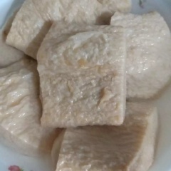 Ngâm sườn non vào nước ấm trong vòng 15 phút cho sườn nở mềm. Sườn nở, vắt nước, bóp xả nước lại nhiều lần cho xạch bọt. Xé sườn ra thành miếng vừa ăn, ướp tiêu xay + 1/2 muỗng cà phê muối + 1 muỗng hạt nêm bấm vào sườn. Trộn đều để ướp sườn 10 phút cho sườn thấm đều gia vị.