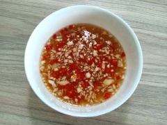 Băm nhỏ tỏi và ớt. Cho nước mắm, đường, nước lọc vào chén, đặt vào lò vi sóng quay nóng 30 giây, lấy ra để nguội, khi dùng thì mới cho nước cốt chanh vào chén khuấy tan. Sau đó mới cho tỏi ớt băm vào. Thành phẩm ta có chén nước mắm chua ngọt hơi sánh với ớt tỏi nổi lên đẹp mắt.