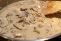 Sau đó nêm nếm gia vị, cho heavy cream, sữa tươi và bột mì vào chảo, đảo thật đều. Thêm nước tương, hạt nêm vào, khuấy cho tan đều và hòa quyện vào nhau. Vì đã có thịt xông khói nên chúng ta không nêm thêm muối ở đây. Để hỗn hợp sôi liu riu tầm 5 phút thì tắt bếp.