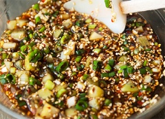Cho 1/2 hành lá, ớt bột, tiêu, 1/2 mè trắng, tỏi, gừng, kiwi cùng giấm và nước tương vào một tô lớn, trộn đều. Đổ một nửa hỗn hợp nguyên liệu vào túi bọc thực phẩm. Nửa còn lại cho vào tủ lạnh.