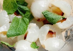 Tiếp theo, cho vải, lá bạc hà, 2 muỗng canh đường trắng, đá viên vào máy xay sinh tố, xay nhuyễn.