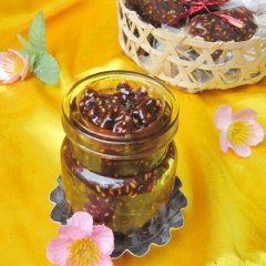 Để cho mứt me ngào đường thật nguội, cho vào lọ thủy tinh. Hoặc gói từng chút mứt vào giấy bóng kính thành những viên kẹo me. Với cách làm mứt me ngào đường như thế này, đảm bảo sản phẩm ngon mê.