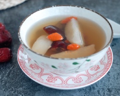 Khi ăn chỉ cần múc chè ra chén, có thể thưởng thức nóng hoặc lạnh tùy ý nha. Chè lê táo đỏ không chỉ thanh mát, có tác dụng giải nhiệt mà còn rất tốt cho cơ thể nữa nha. Bạn hãy thử ngay công thức nấu chè này nhé.