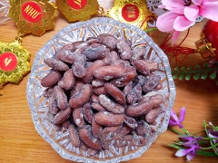 Mứt đậu đỏ ngọt bùi với những hạt đậu ngâm nở rồi hầm chín. Sau đó trộn đậu với đường, đợi đường tan thì cả đậu và đường lên bếp, đun và sên đên khi đường khô áo 1 lớp lên đậu là được.