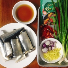 Chuẩn bị đầy đủ nguyên liệu: Cá làm và rửa sạch cắt khúc, bỏ nước mắm, hạt nêm và gia vị kho cá ướp 20 phút. Gừng cắt lát, ớt cắt chéo