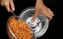Chuẩn bị nguyên liệu cho muối tôm. Ngâm tôm khô trong nước nóng khoảng 15 phút cho mềm. Sau đó cho vào máy xay nhỏ.