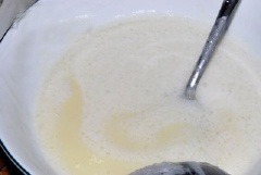 Múc 1/2 nước rau câu nóng vào tô sầu riêng cốt dừa, khuấy đều. Cho vào máy xay nhuyễn. Đổ lớp rau câu sầu riêng cốt dừa vào khuôn.