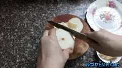 Lê rửa sach, gọt vỏ, cắt hạt lựu (hoặc cắt sao các bạn thấy thích là được). Gừng ngâm trong nước cho dễ gọt vỏ, làm sạch vỏ sau đó cắt sợi.