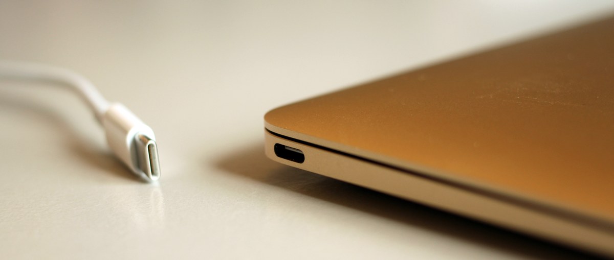 DFU 복구에 필요한 USB-C 포트와 케이블 참고 이미지