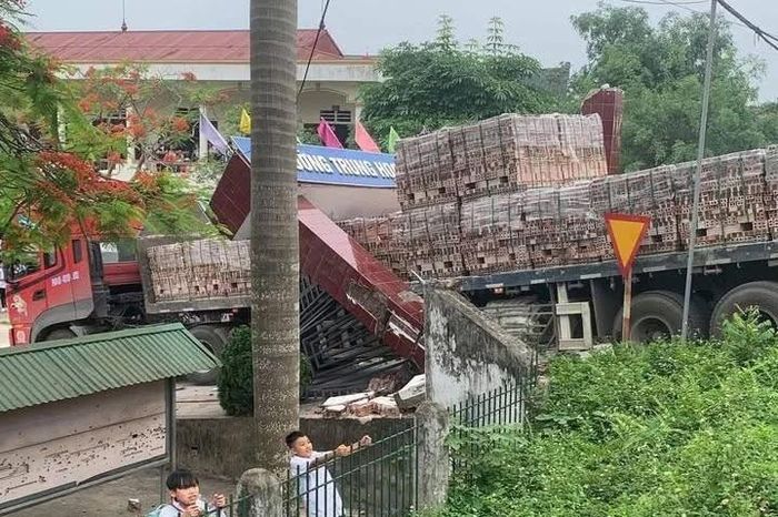 Xe chở gạch kéo đổ cổng trường học ở Phú Thọ - Báo Tri thức &amp; Cuộc sống