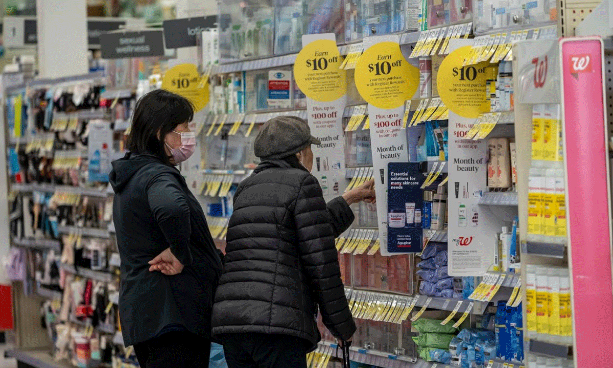 Confianza del consumidor en EE.UU. baja por temor a recesión